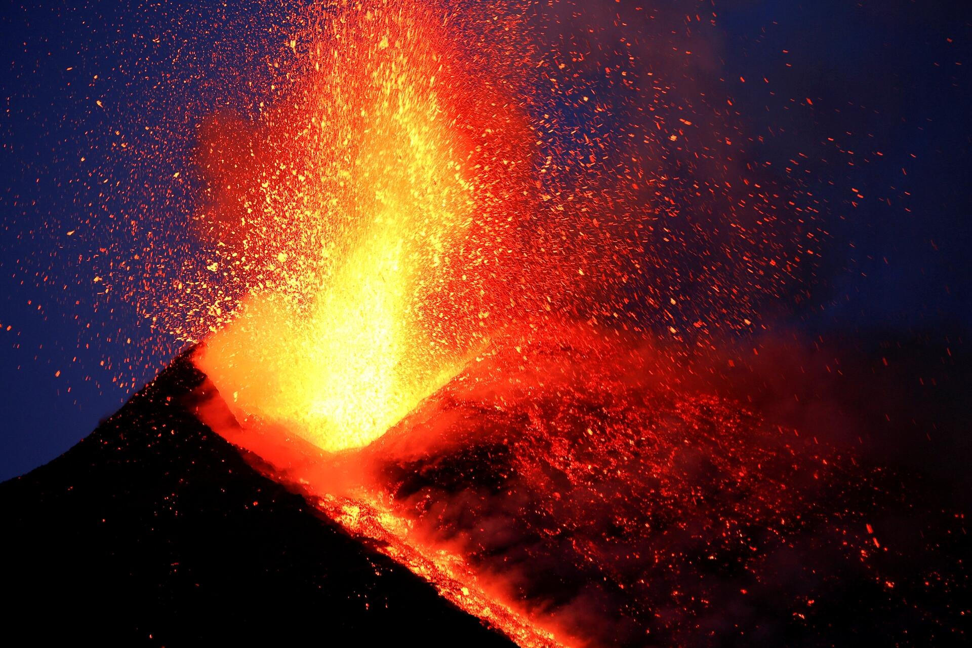 Etna Yanardağı 28 Yıl Sonra Yeniden Faaliyette!