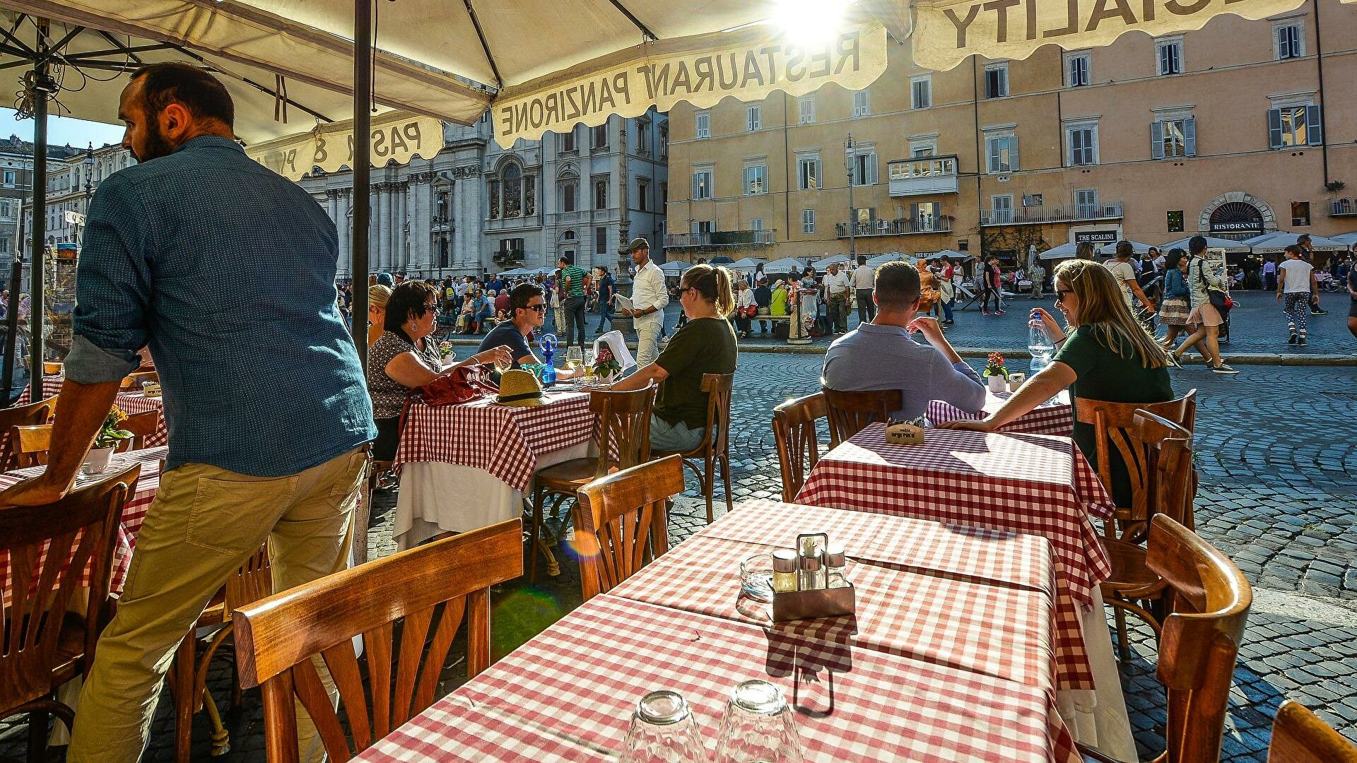 İtalya'da Restoran Sahipleri Sivil İtaatsizlik Yaparak Dükkanlarını Açtı 