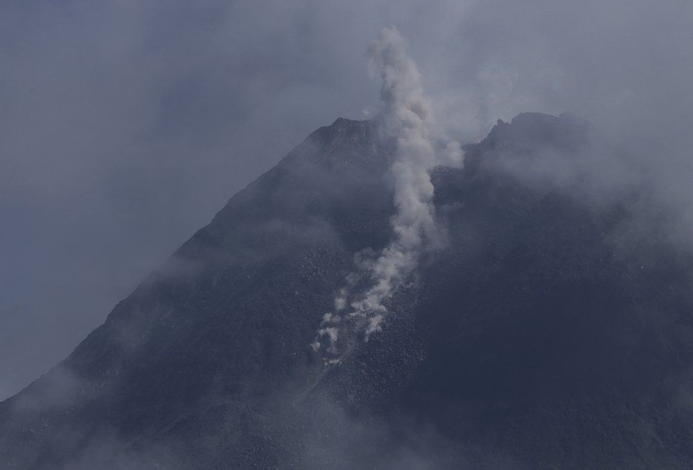 Endonezya’da Üst Üste Yanardağ Patlaması!
