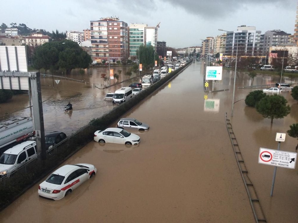 İzmir’de Sel Felaketi: Evden Çıkmayın!