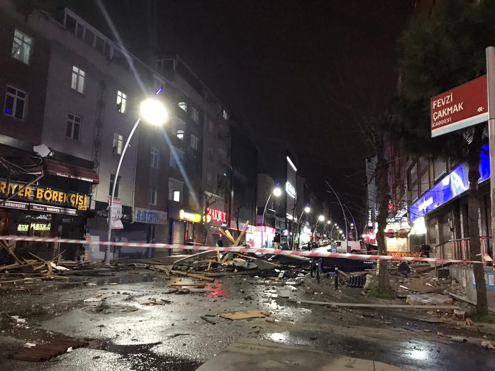 İstanbul’da Etkisini Gösteren Fırtına Çatıları Uçurdu!