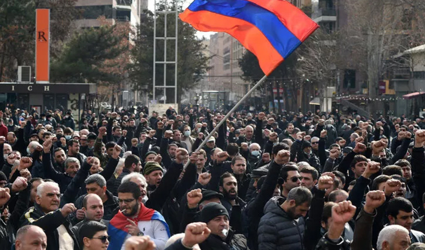 Ermenistan’da Göstericiler Hükümet Binasını Bastı!