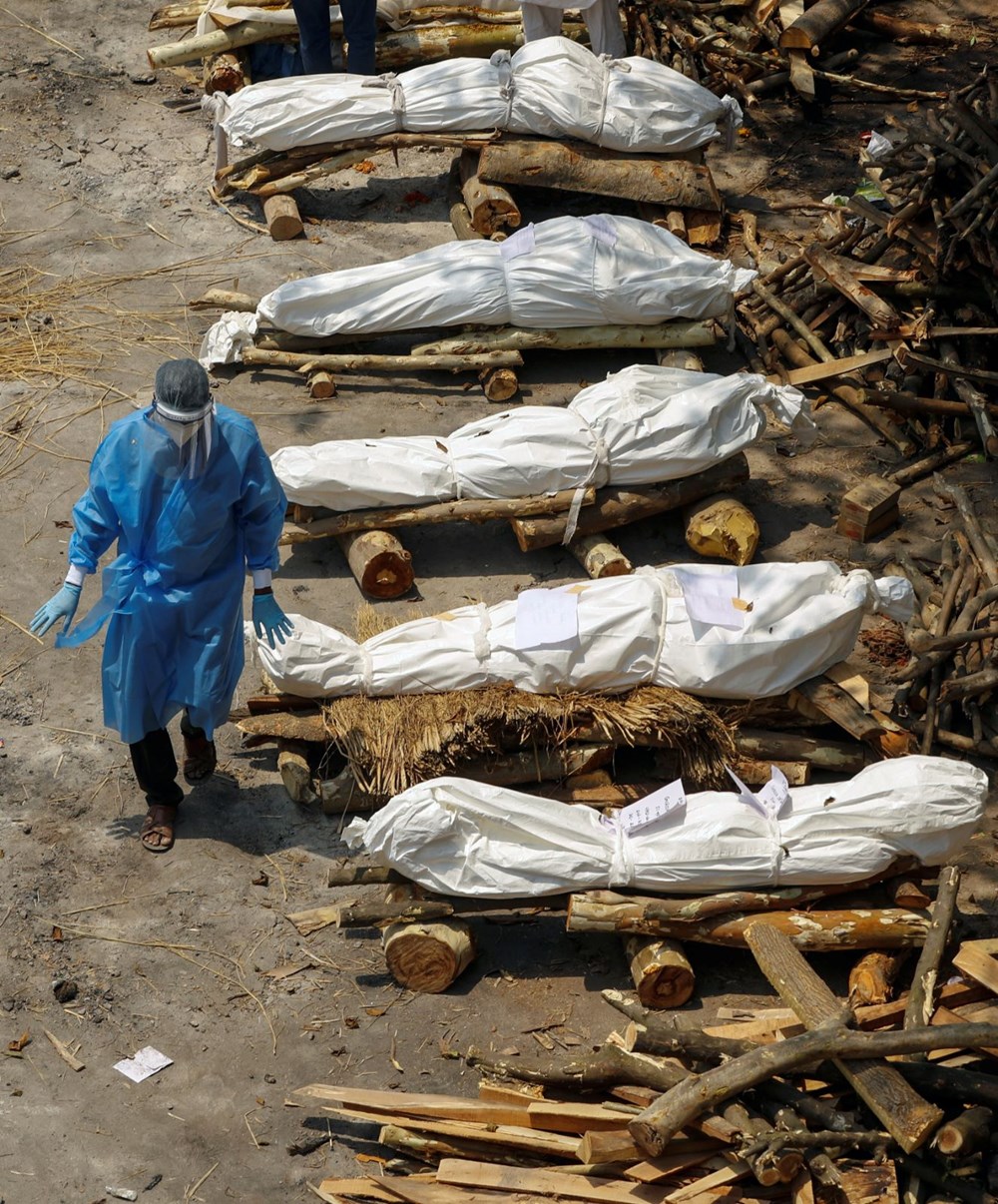 Sağlık Sistemi Çöken Hindistan’da Cenaze Ateşleri Yükseliyor!