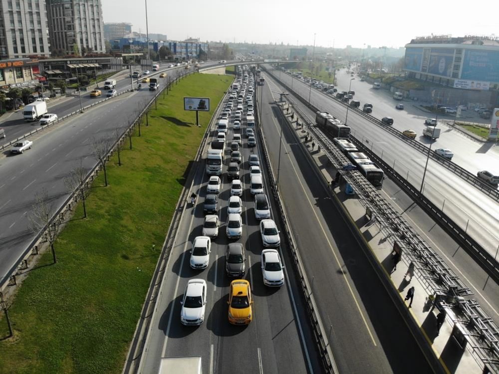 Sokağa Çıkma Yasağında Trafik Kilitlendi