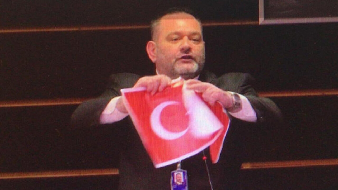 Türk Bayrağını Yırtma Cüreti Gösteren Yunan Vekil Tutuklandı
