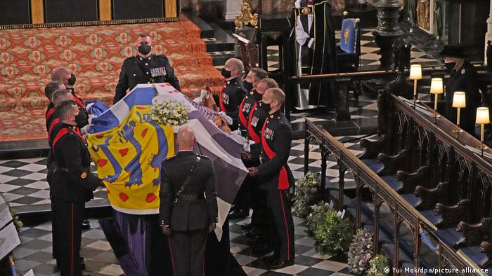 Sebebi Şaşırttı: Prens Philip’in Cenazesinde Kraliyet Ailesi Üniforma Giymedi!