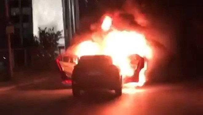 İsrail Konsolosluğu'nun Önünde Arabasını Ateşe Verdi!