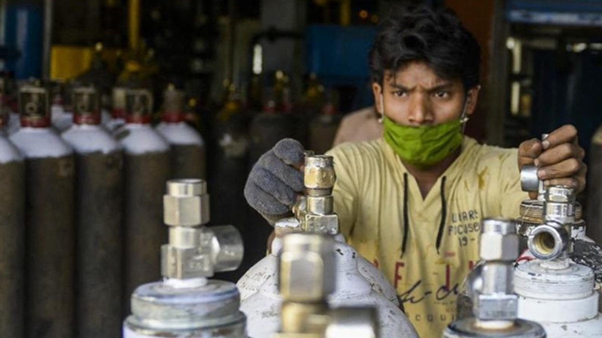 Hindistan’da İnanılmaz Dolandırıcılık: Oksijen Tüpü Yerine Yangın Tüpü!