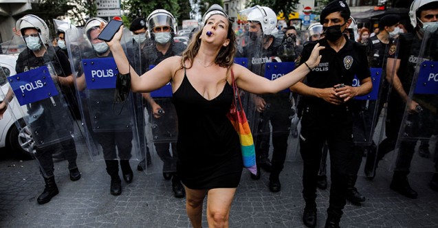 Onur Yürüyüşü’nde Polislerin Önünde Dans Eden Kadın Konuştu!
