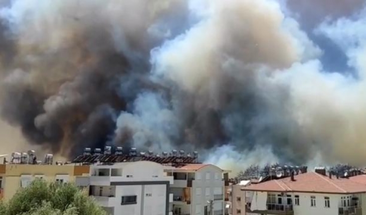 Antalya’nın Manavgat İlçesindeki Yangın Büyüyor