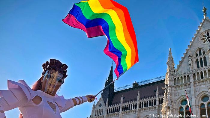 Macaristan Eşcinsel Hakları Konusunda Geri Adım Attı
