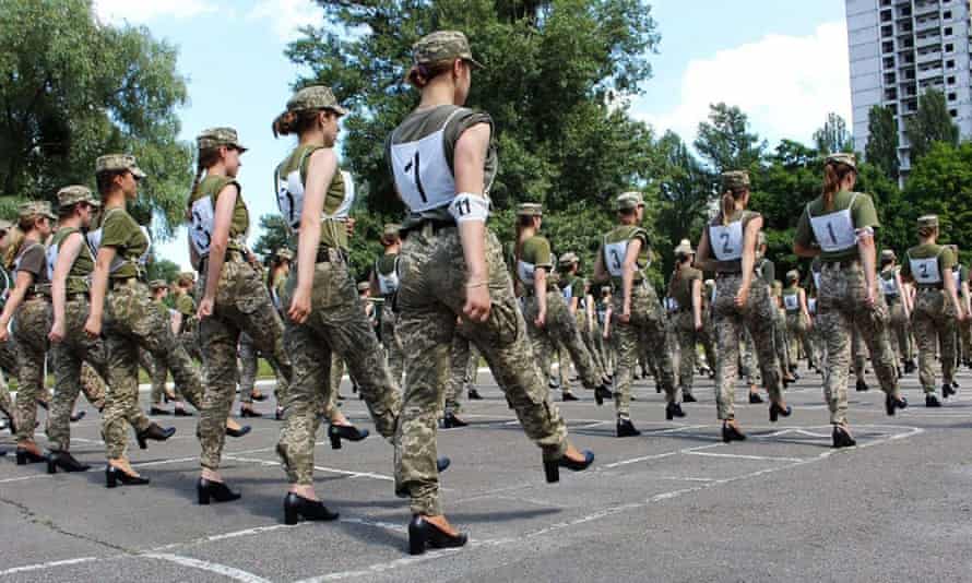 Ukrayna’da Kadın Askerlerin Topuklu Ayakkabı Giymesine Tepki Yağdı