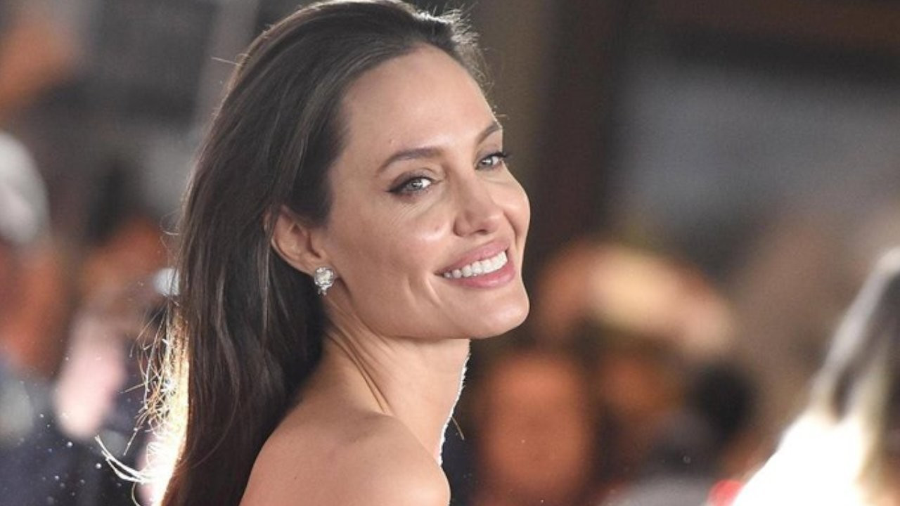 Angelina Jolie Afganistan’daki Duruma Dikkat Çekmek İçin Instagram’a Katıldı