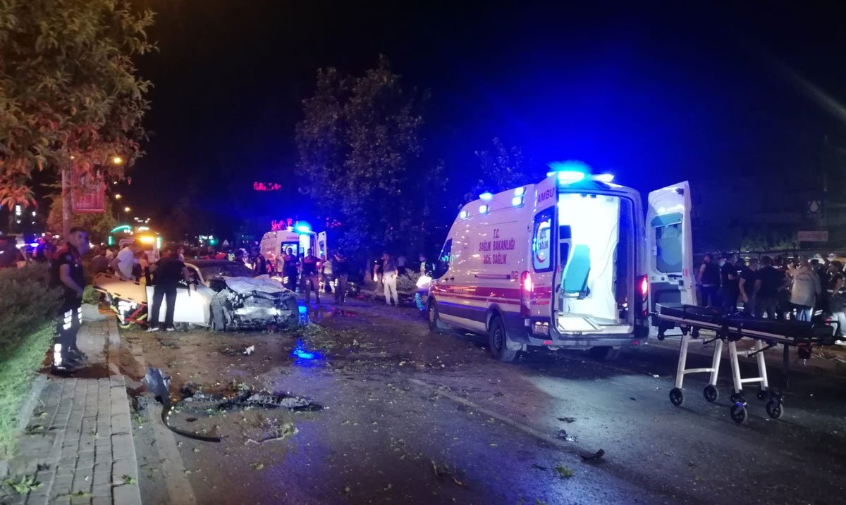 Trafik Kazası Can Aldı: 1 Polis Memuru Şehit, 4 Kişi Ağır Yaralı
