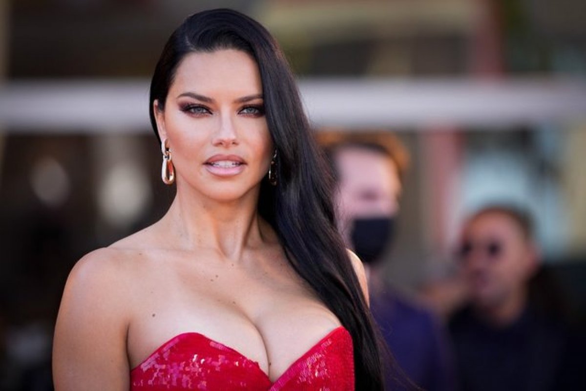 Adriana Lima Yeni Sevgilisiyle Kırmızı Halıda El Ele