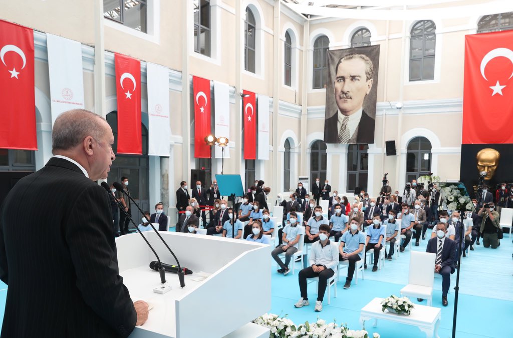 Cumhurbaşkanı Erdoğan: "Yüz Yüze Eğitimi Devam Ettirmekte Kararlıyız"