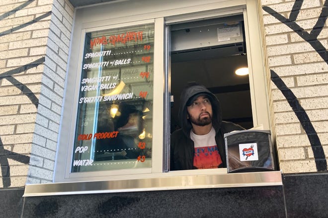 Eminem Detroit’teki Restoranında Servis Yaptı