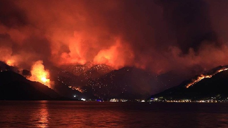 İspanya’da Yangın: 2 Bin 600 Kişi Tahliye Edildi