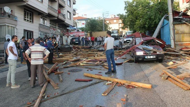 Ankara'da Şiddetli Yağış ve Fırtına Evlerin Çatılarını Uçurdu