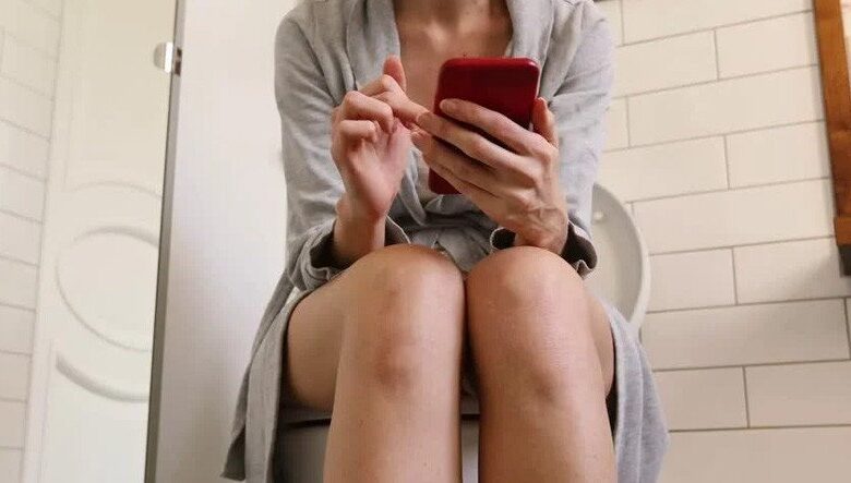 Tuvalette Telefonla Oynayanlar Dikkat: Hemoroidi Tetikliyor