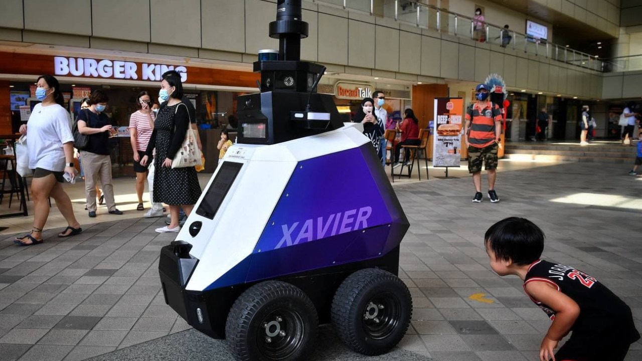 Singapur, Halka Açık Alanlarda Robot Xavier’i Kullanacak