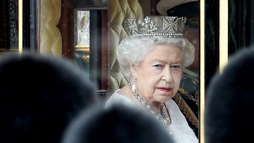 Kraliçe Elizabeth Hastaneye Kaldırıldı!