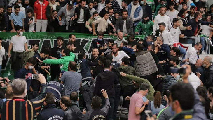 Bursaspor-Beşiktaş Basketbol Maçında Taraftarlar Arasında Kavga Çıktı!