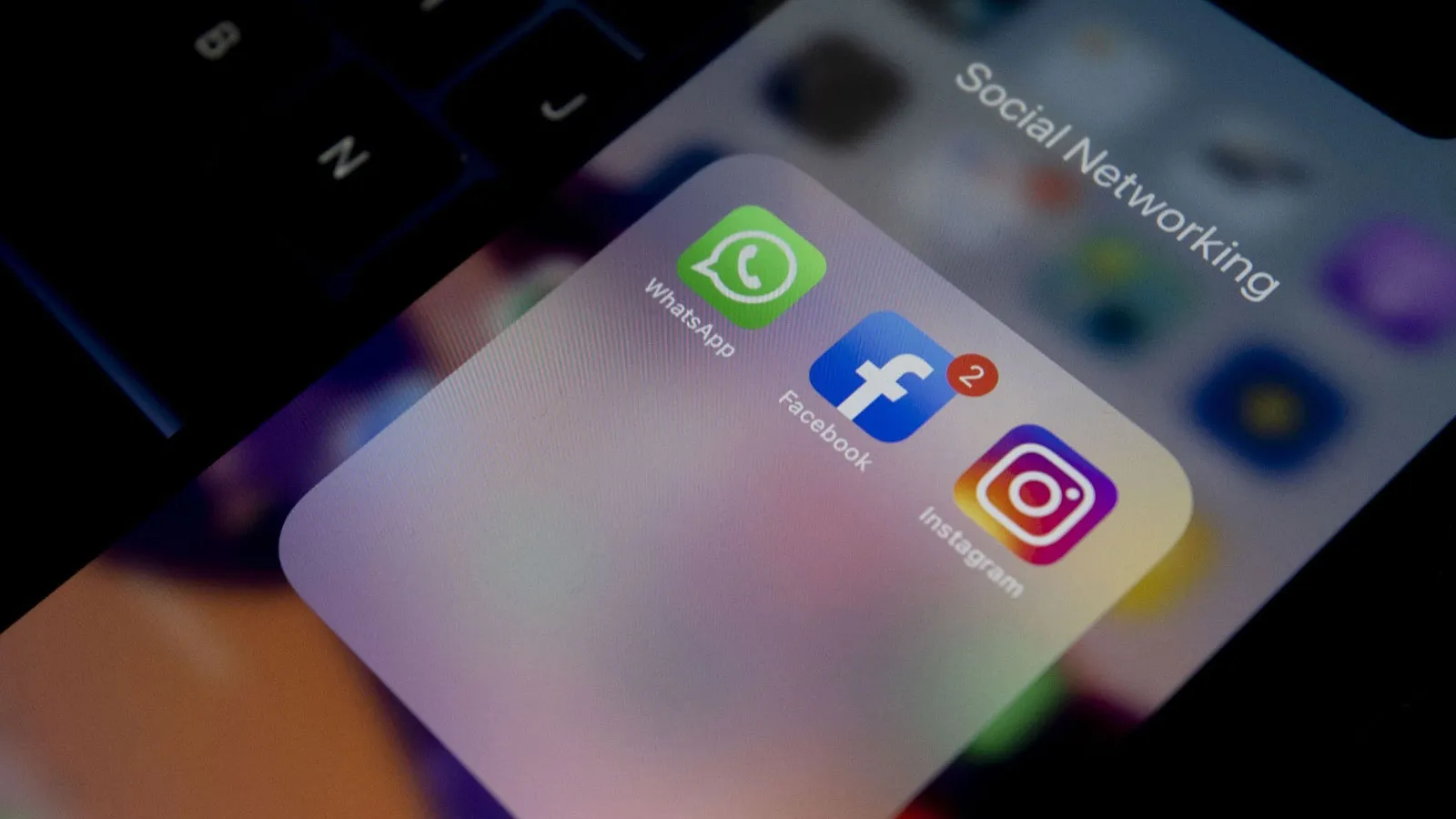 Facebook WhatsApp ve Instagram’ın Kesinti Nedeni Açıklandı
