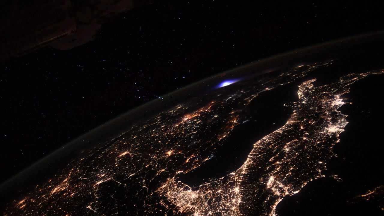 ISS Astronotları, Avrupa’nın Üzerinde Gizemli Bir Işık Keşfetti