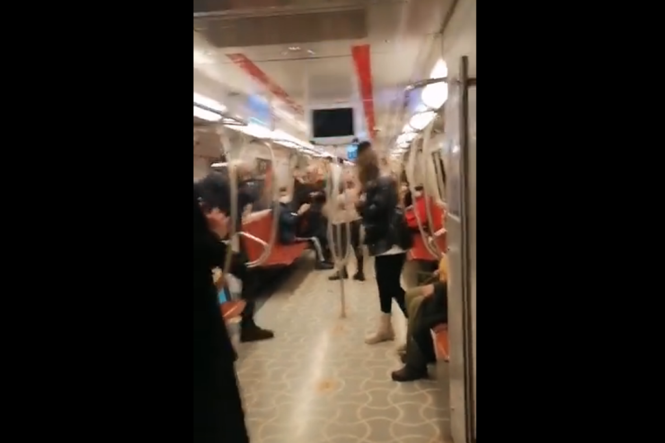 Bıçaklı Saldırgan Metrodaki Genç Kadını Tehdit Etti