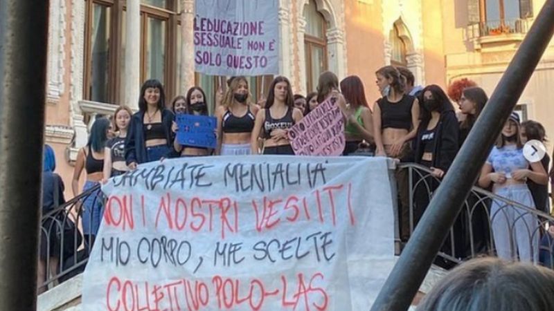 Bir Grup Kız Öğrenci Spor Sütyeni Giymeyi Yasaklayan Öğretmenlerini Protesto Etti