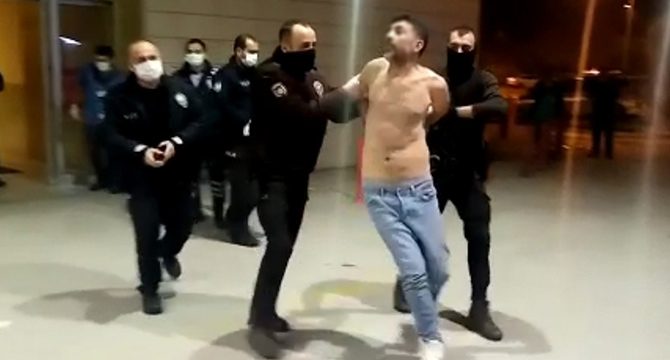Bursa'da Sinir Krizi Geçiren Adam Önce Eşine Ardından Polislere Saldırdı