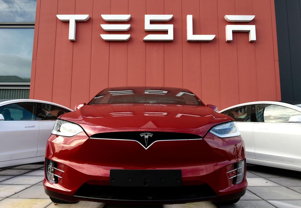 Tesla Güvenlik Sorunu Nedeniyle 12 Bin Aracını Geri Çağırdı!