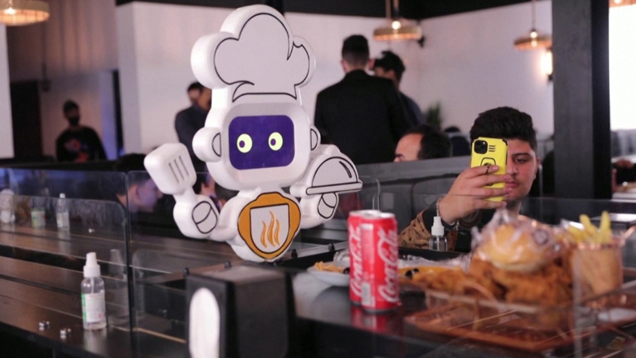 Kerbela’da Garson Robotların Bulunduğu İlk Akıllı Restoran Açıldı