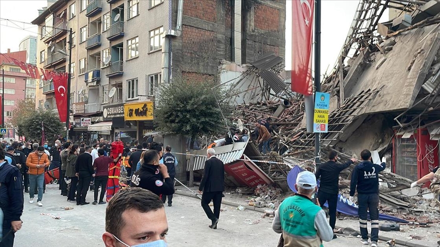 Malatya'da Çöken Binadan 13 Kişi Yaralı Olarak Çıkarıldı