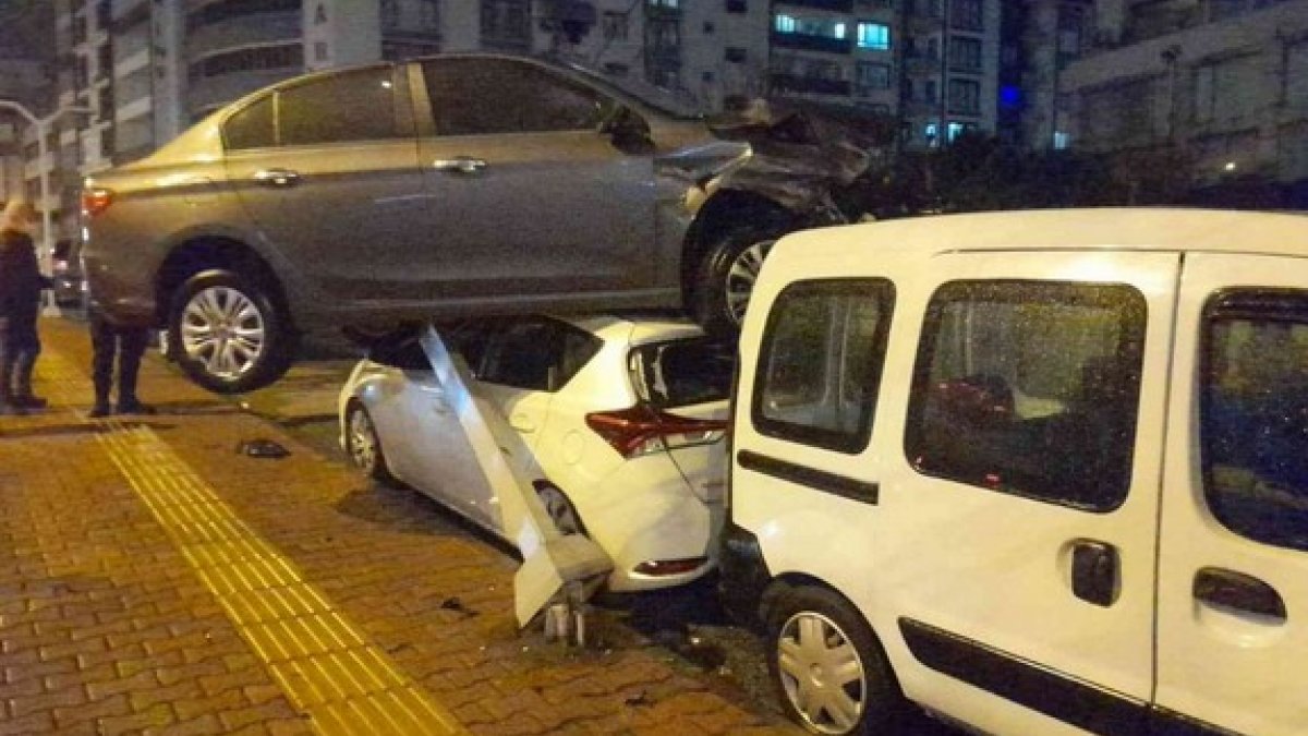 Zonguldak’ta Korkutan Kaza; Aracın Üzerinde Asılı Kaldı