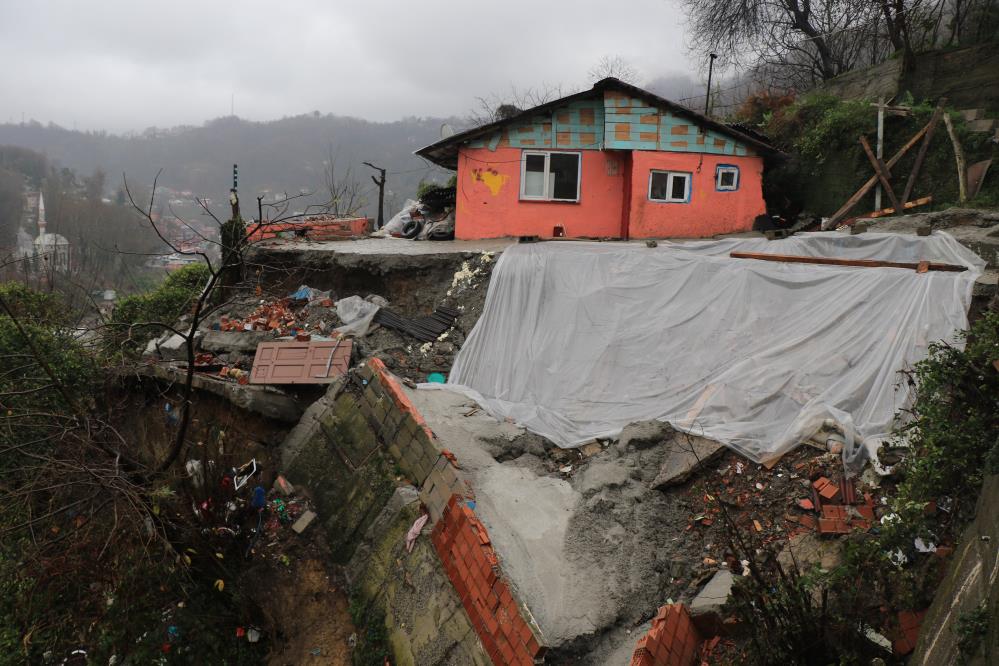 Zonguldak’taki Heyelan Evdekileri Korkuttu, Aile Belediyeden Şikayetçi Oldu