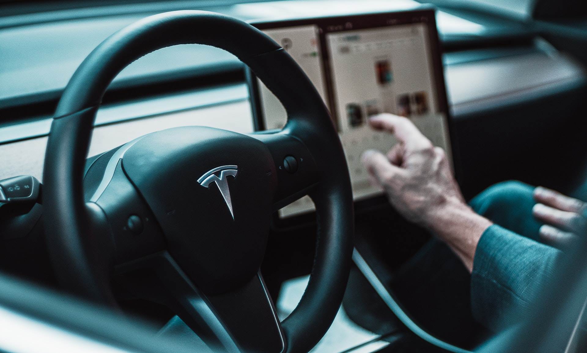 Yeni Tesla Güncellemesi Sayesine Harici Hoparlörler Megafona Dönüşüyor