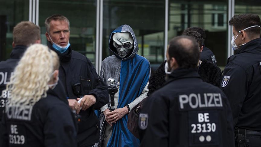 Almanya’da Koronavirüs Önlemlerine Sert Protesto