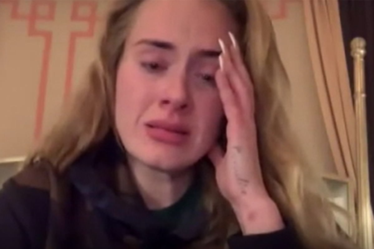 Adele Gözyaşları İçinde Özür Diledi!