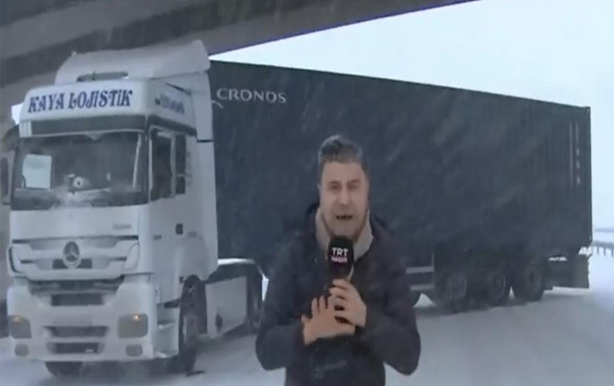 Buzlanan Yolda Kayan Tır TRT Ekibini Korkuttu