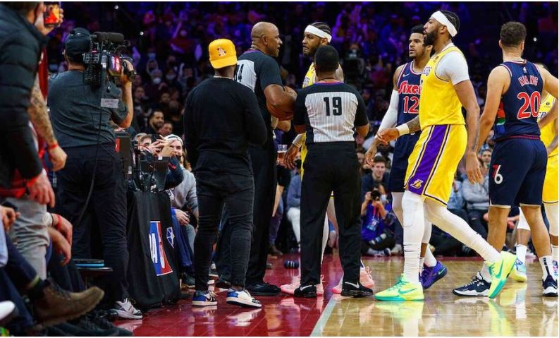 Profesyonel Basketbolcu Carmelo Anthony Taraftara Sinirlendi