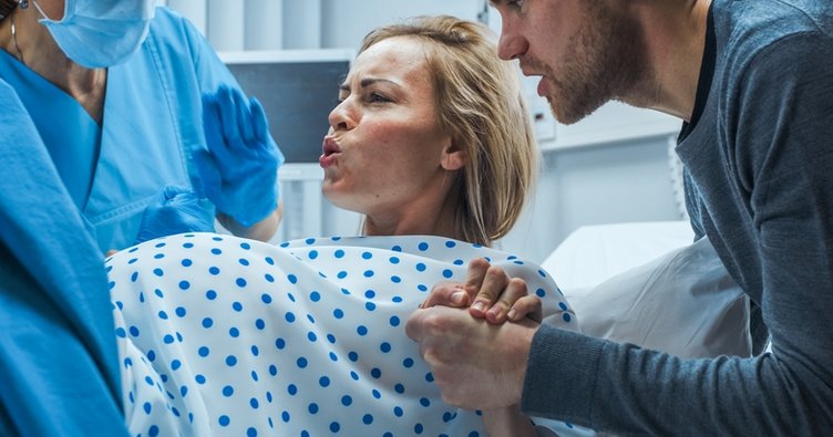 Doğum Koçuyla Evde Doğumu Tercih Ettiğine Pişman Oldu