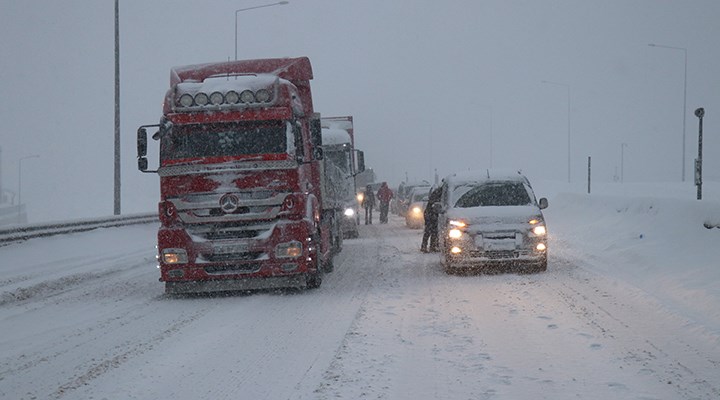 İstanbul-Ankara Kara Ulaşımı Yoğun Kar Yağışı Nedeniyle Durduruldu