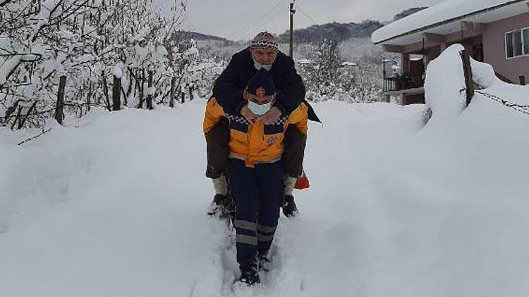 Sağlık Çalışanı Kar Nedeniyle Kapalı Olan Yolda Hastayı Sırtında Taşıdı