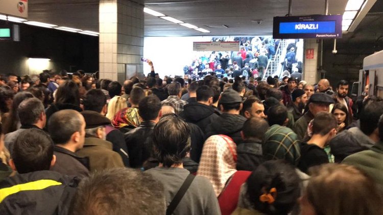 Yenikapı-Kirazlı Metro Hattı Arza Verdi, Yolcular Durakta Bekledi