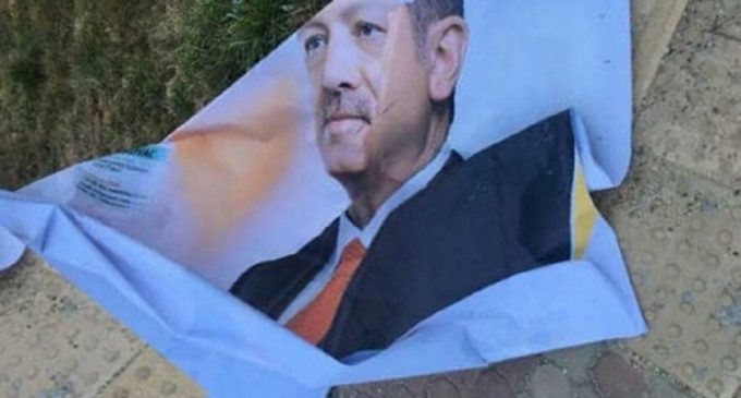 Erdoğan’ın Afişlerini Yırtan Şahıs Gözaltına Alındı