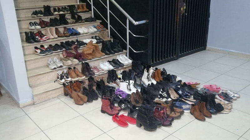 Çuvalıyla Gezip 80 Çift Ayakkabı Çalan Hırsız Kadın Yakalandı
