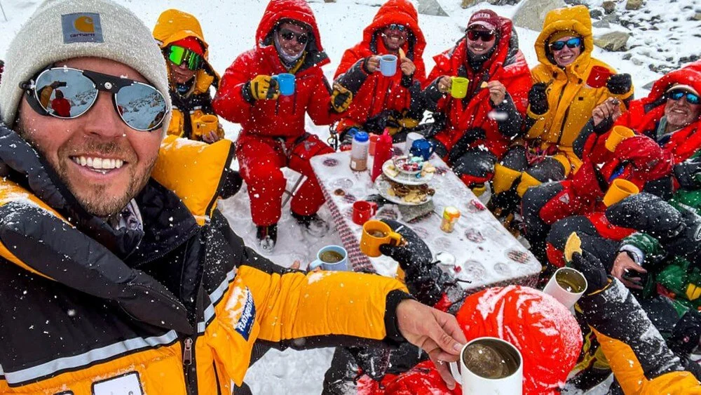 Everest’in Zirvesinde Çay Partisi