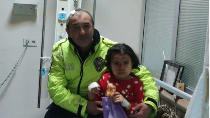 Polis Memuru Kendini Arabanın Önüne Atarak Çocuğu Kurtardı